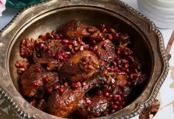 طرز تهیه مرغ ناردونی- مرغ و انار در ظرف مسی