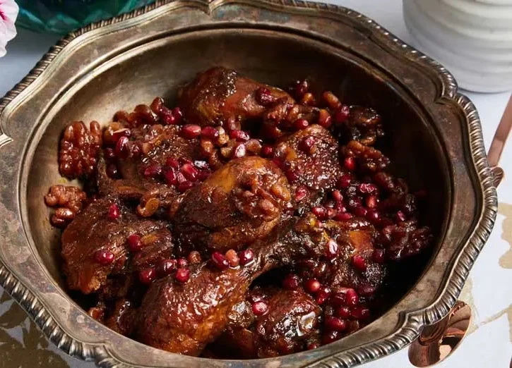 طرز تهیه مرغ ناردونی- مرغ و انار در ظرف مسی