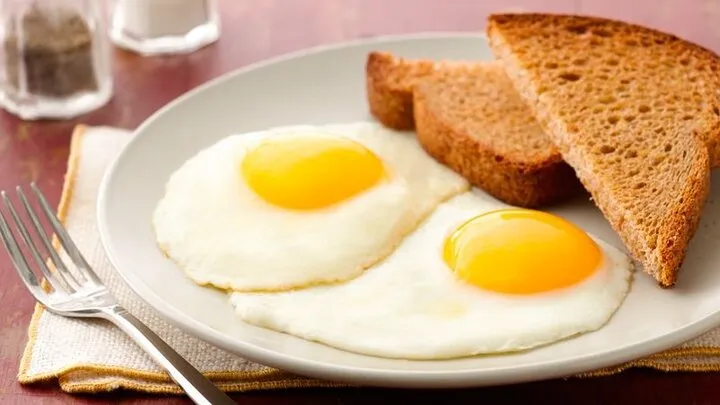 تخممرغ آبپز با نان سبوسدار