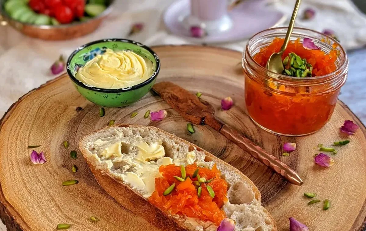 مربای هویج یا توتفرنگی با نان سبوسدار