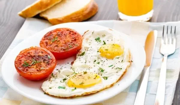 نیمرو یا تخممرغ عسلی با گوجهفرنگی تازه