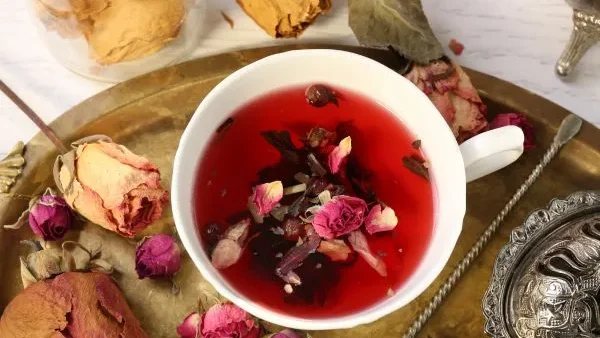 rose tea benefits راهنمای جامع طرز تهیه دمنوش گل محمدی و خواص شگفت‌انگیز آن