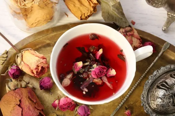 rose tea benefits راهنمای جامع طرز تهیه دمنوش گل محمدی و خواص شگفت‌انگیز آن