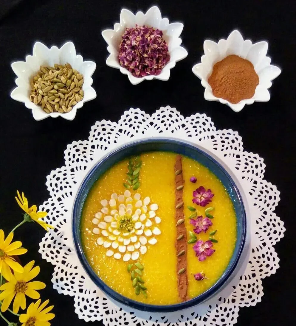 تزیین شله زرد با کل محمدی و دارچین