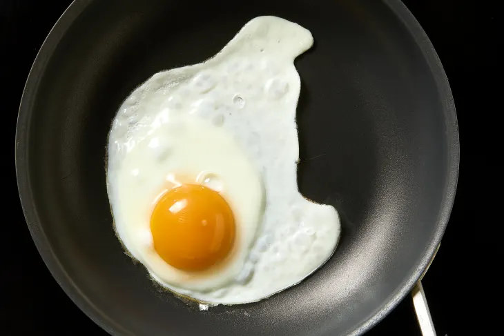 روش تخم مرغ سرخ شده بدون روغن