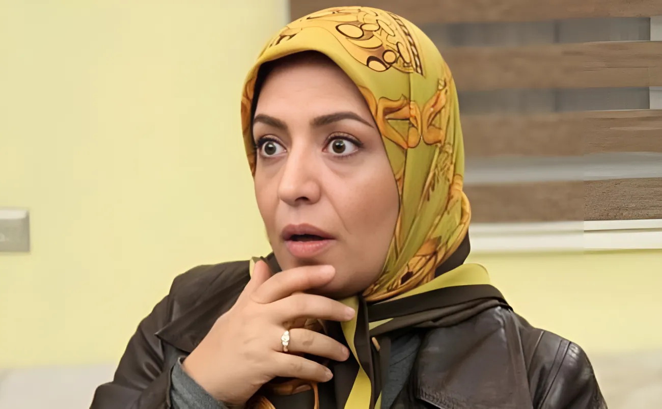 یزدان فتوحی، بازیگر، کارگردان و نویسنده ایرانی، در ۳۰ مرداد ۱۳۵۵ در تهران متولد شد. وی دارای مدرک کارشناسی روانشناسی بالینی و کارشناسی ارشد روانشناسی مشاوره است. فتوحی دورههای بازیگری را زیر نظر مرحوم حمید سمندریان گذراند و در سال ۱۳۷۵ دورههای کارگردانی را در انجمن سینماگران جوان به پایان رساند. PHOTOKADE.COM فعالیت هنری خود را از سال ۱۳۷۴ با حضور در سریال «در پناه تو» آغاز کرد. پس از آن، در فیلمهایی همچون «آبی» (۱۳۷۹) و «هفت گذر» (۱۳۸۵) به ایفای نقش پرداخت. شهرت وی بیشتر به خاطر حضور در مجموعه طنز «خنده بازار» در سال ۱۳۹۰ است که علاوه بر بازیگری، در گروه نویسندگی این مجموعه نیز فعالیت داشت.