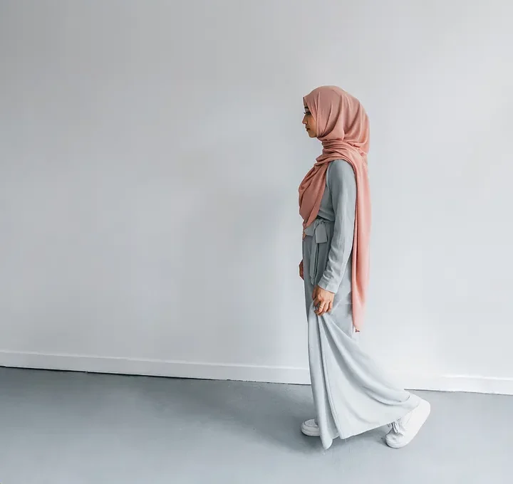 عبای آبی با شال صورتی