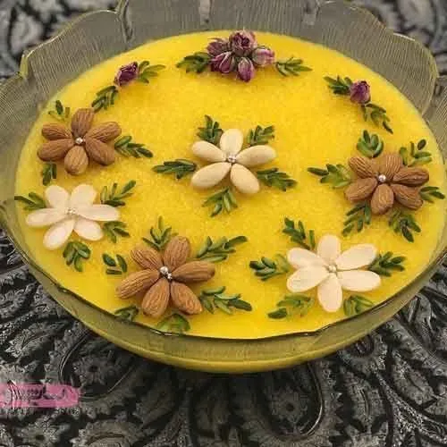 تزیین شله زرد با مغز بادام و دارچین و غنچه گل محمدی