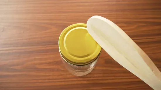 ضربه زدن به درب بطری