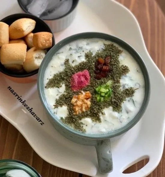 تزیین ماست خیار با نعناع و گل سرخ