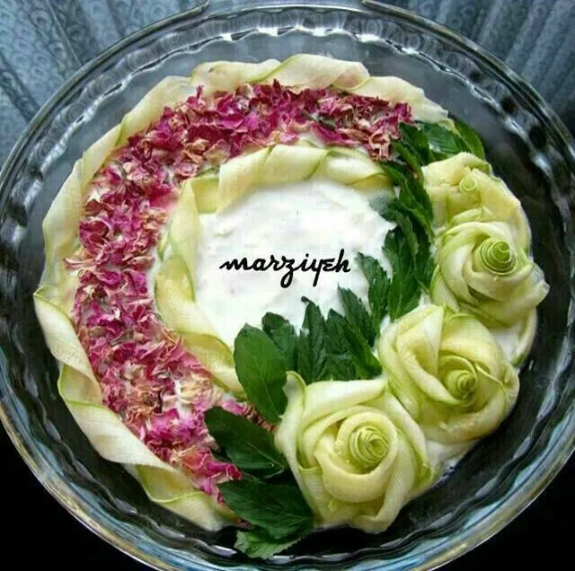 تزیین ماست و خیار با گل محمدی