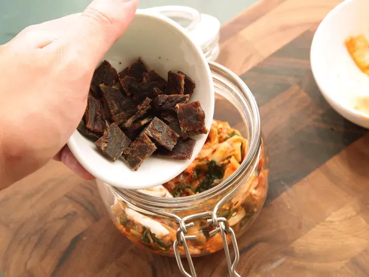 اضافه کردن گوشت به نودل