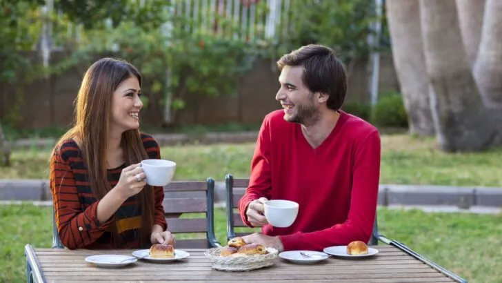 دو فرد در حال صحبت برای آینده