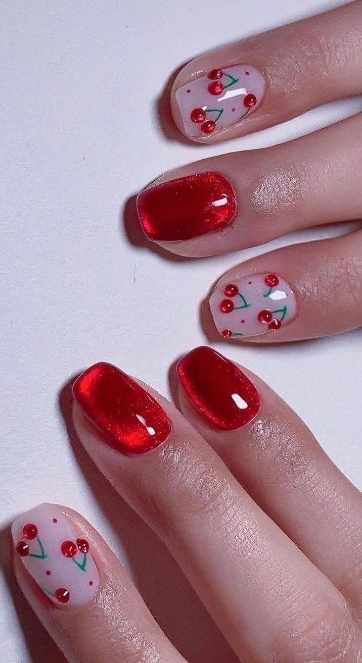 طراحی ناخن چشم گربه‌ای قرمز برای فصل تابستان