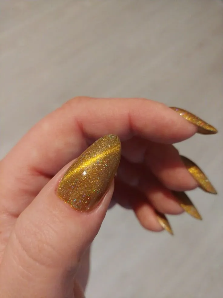 طراحی چشم گربه‌ای طلایی با تناژ گرم