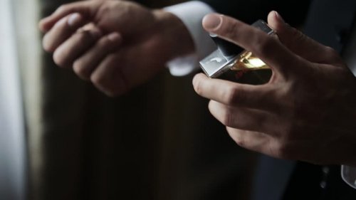 زذن عطر مردانه روی مچ دست