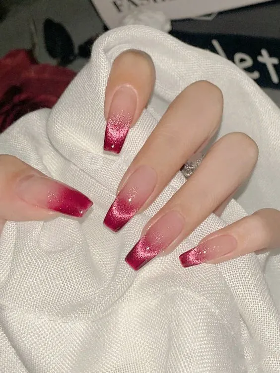 لاک ناخن قرمز با جلوه چشم گربه‌ای خیره‌کننده