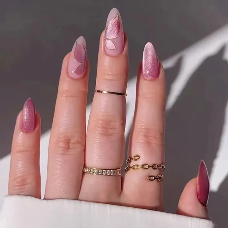 لاک چشم گربه‌ای صورتی براق مناسب سبک مجلسی