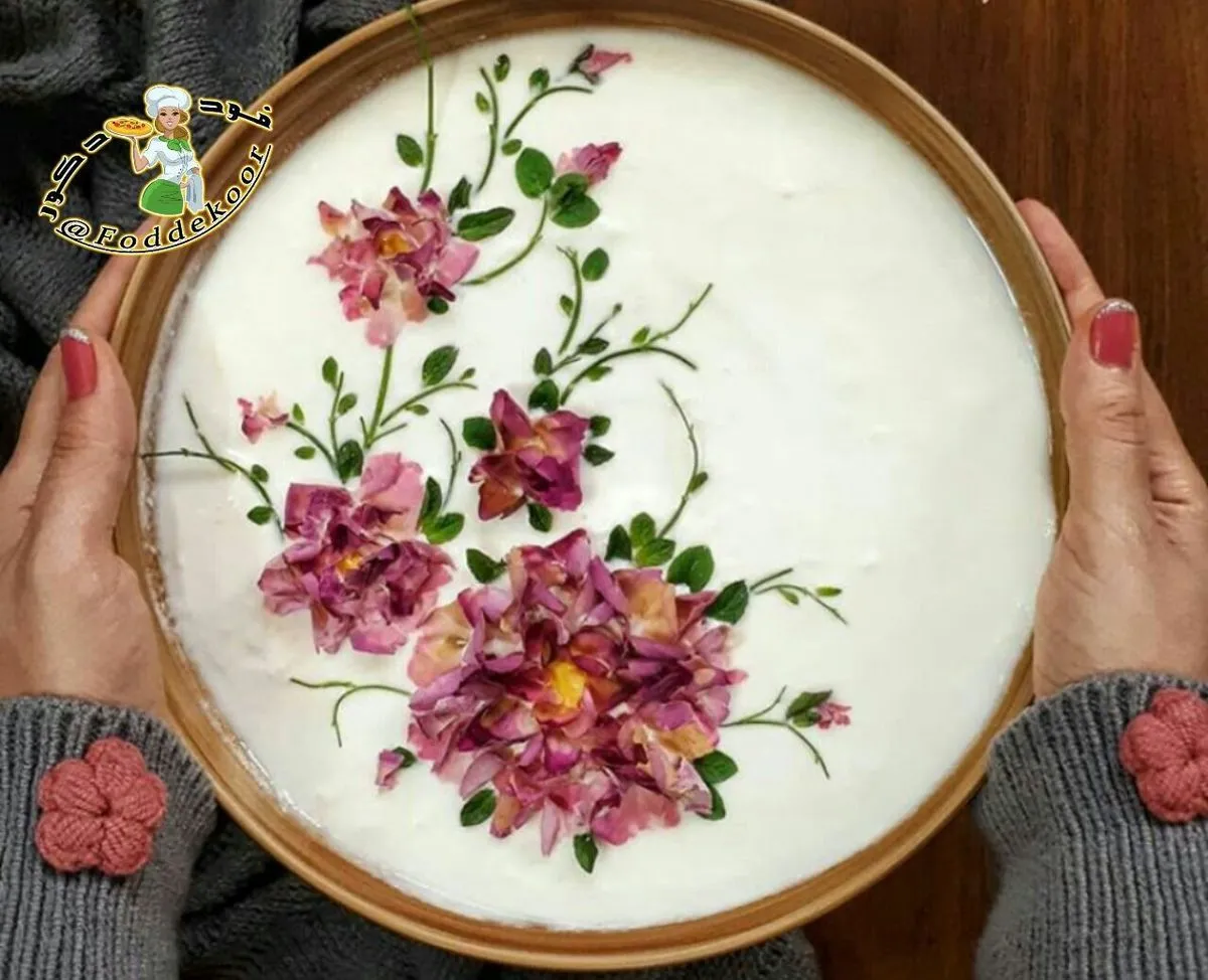 گل محمدی تزیین ماست و خیار