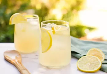 Simply Recipes Perfect Lemonade3 بهترین طرز تهیه لیموناد کافه ای برای روزهای گرم تابستان 