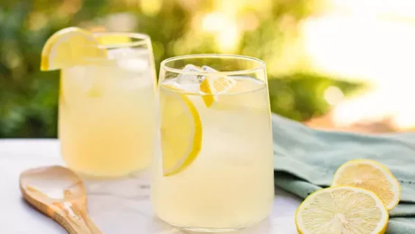 Simply Recipes Perfect Lemonade3 بهترین طرز تهیه لیموناد کافه ای برای روزهای گرم تابستان 
