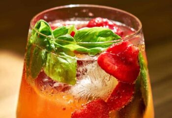 طرز تهیه شربت توت فرنگی و ریحان