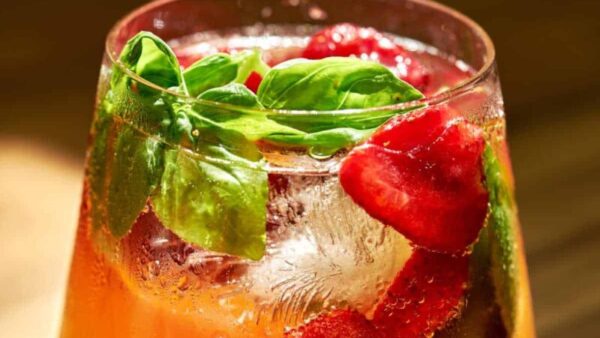 طرز تهیه شربت توت فرنگی و ریحان