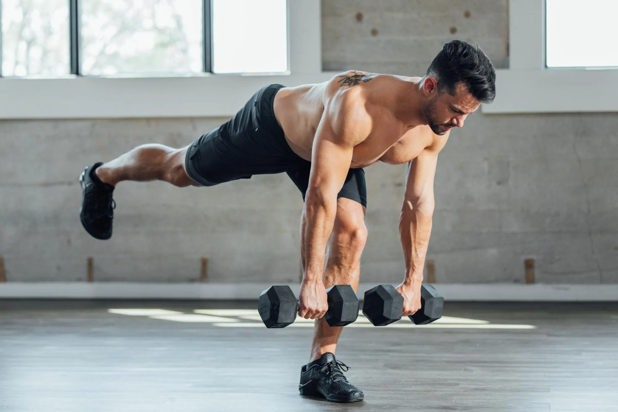 ددلیفت رومانیایی تک پا (Single-Leg Romanian Deadlift)
