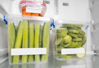 روش نگهداری خیار پیچیده شده در پلاستیک، در درب یخچال