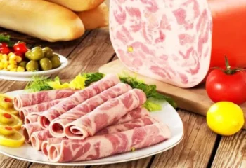 تصاویر وحشتناک از تولید سوسیس و کالباس با گوشت گراز را ببینید!