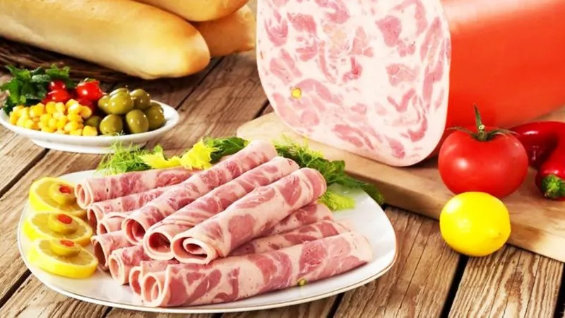 تصاویر وحشتناک از تولید سوسیس و کالباس با گوشت گراز را ببینید!