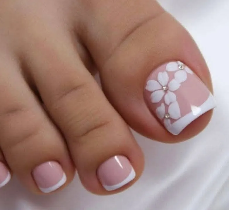 طراحی ناخن پا ساده و شیک