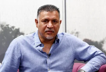 کمک ۲۰ میلیاردی علی دایی به آسیب دیدگان بندرعباس