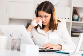 گریه کردن در محیط کار