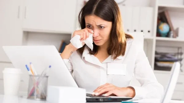 گریه کردن در محیط کار