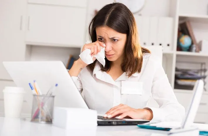 گریه کردن در محیط کار