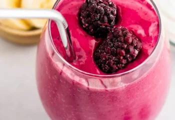 blackberry smoothie angle e1749298302793 طرز تهیه اسموتی شاه توت آسان؛ نوشیدنی بسیار خنک و دلچسب 