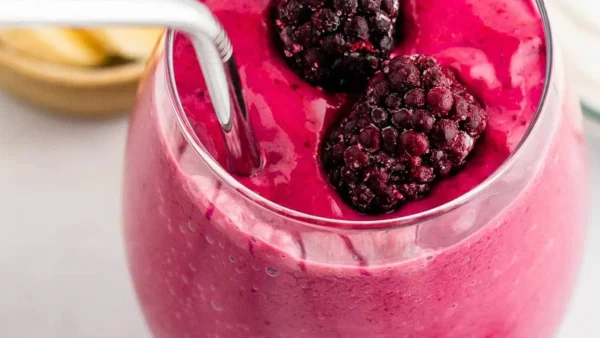 blackberry smoothie angle e1749298302793 طرز تهیه اسموتی شاه توت آسان؛ نوشیدنی بسیار خنک و دلچسب 