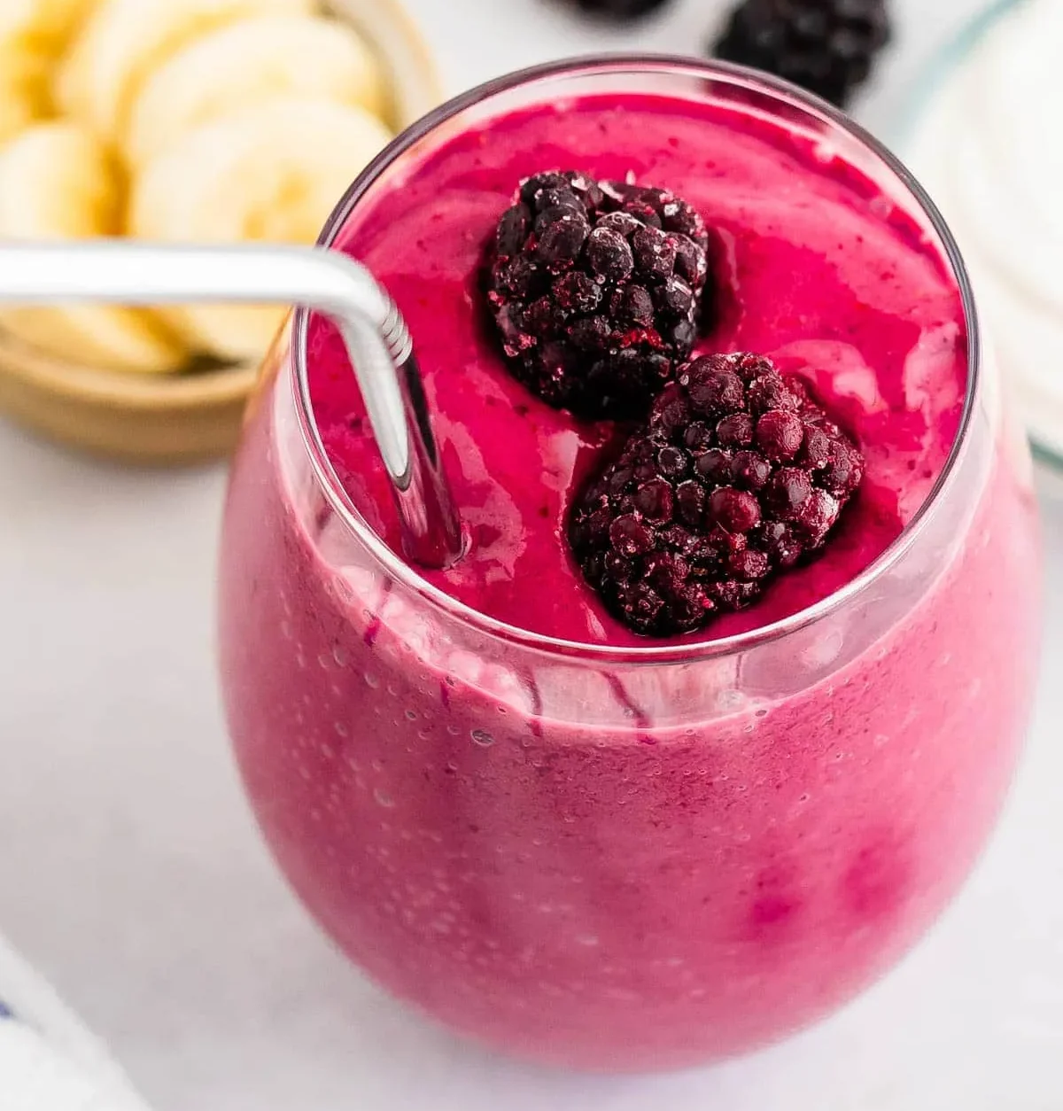 blackberry smoothie angle e1749298302793 طرز تهیه اسموتی شاه توت آسان؛ نوشیدنی بسیار خنک و دلچسب
