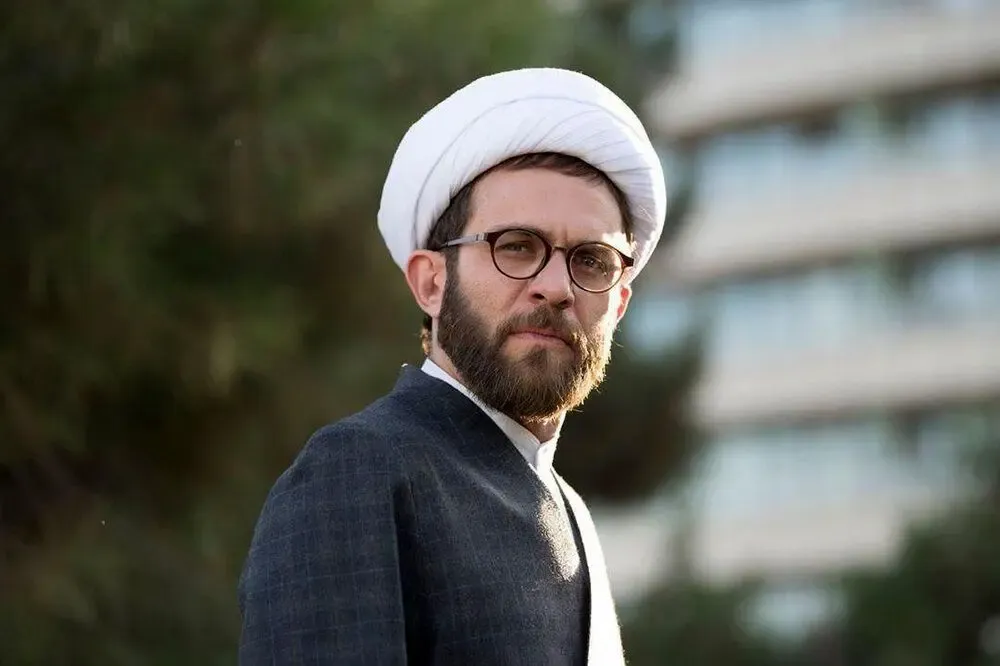 بیوگرافی بابک حمیدیان در سریال یک لحظه دیرتر