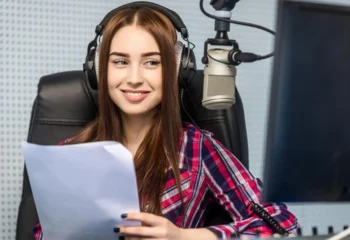 مهارت یادگیری گویندگی/ یک دختر گوینده