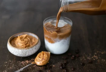 طرز تهیه آیس کافی با کره بادام زمینی و شکلات