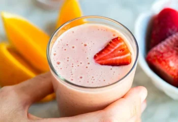 طرز تهیه اسموتی توت فرنگی و موز