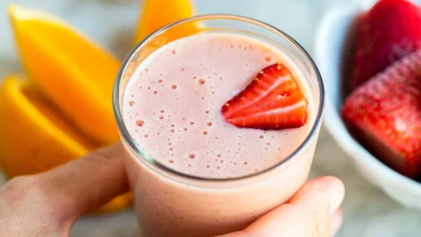 طرز تهیه اسموتی توت فرنگی و موز