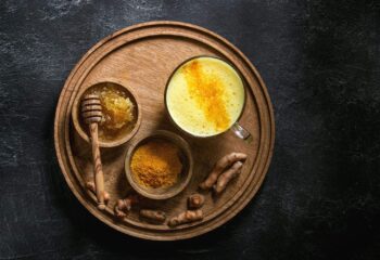  طرز تهیه لاته قهوه سرد زردچوبه