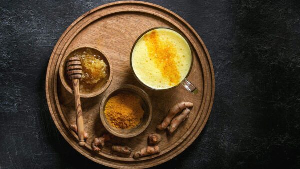  طرز تهیه لاته قهوه سرد زردچوبه