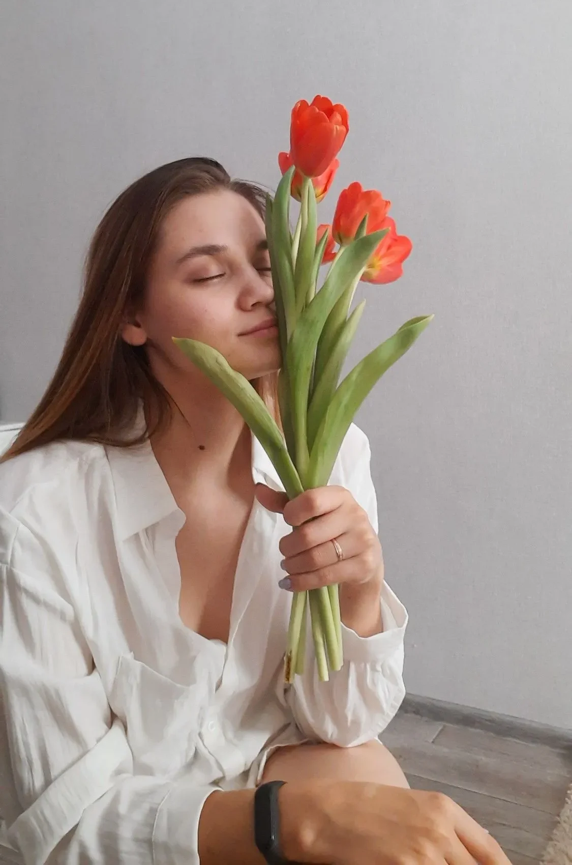 ژست عکس رمانتیک دخترانه با گل