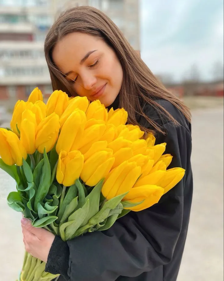 ژست عکس رمانتیک دخترانه با گل