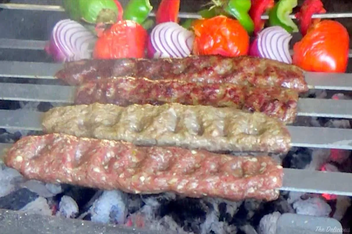 کباب و سبزیجات روی سیخ