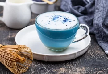طرز تهیه ی لاته آبی، نوشیدنی جادویی و خوش رنگ با گل نخود پروانه ای